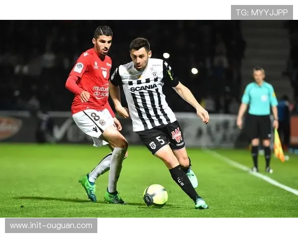 巴黎FC门将特拉普屡献神扑，难阻杜埃抽射首开纪录