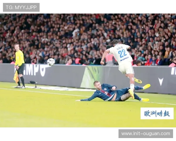 斯特拉斯堡vs巴黎圣日耳曼雨中激战，场地积水影响传球