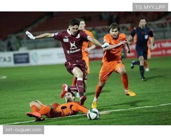 莱切532阵型构筑紧凑防守体系，重点抵御边路突破和中路渗透